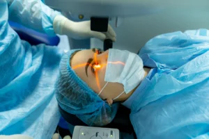 Oftalmología en Colombia cirugía LASIK y cataratas en clínica especializada con tecnología avanzada